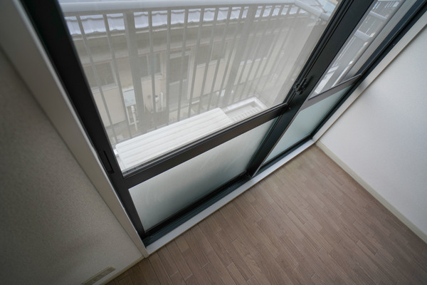 バルコニー　同じ建物の別の部屋