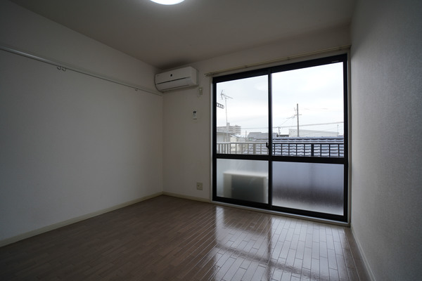 居室・リビング　同じ建物の別の部屋