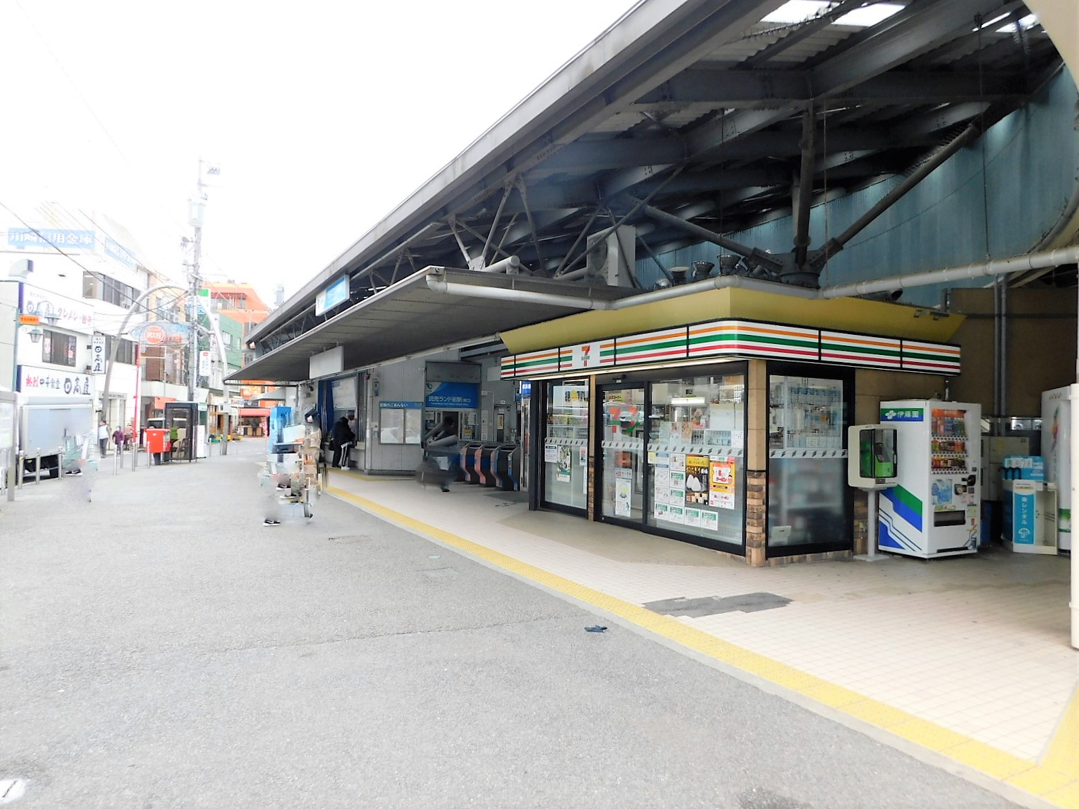 コンビニ　セブンイレブン小田急読売ランド前南口店（コンビニ）まで180m