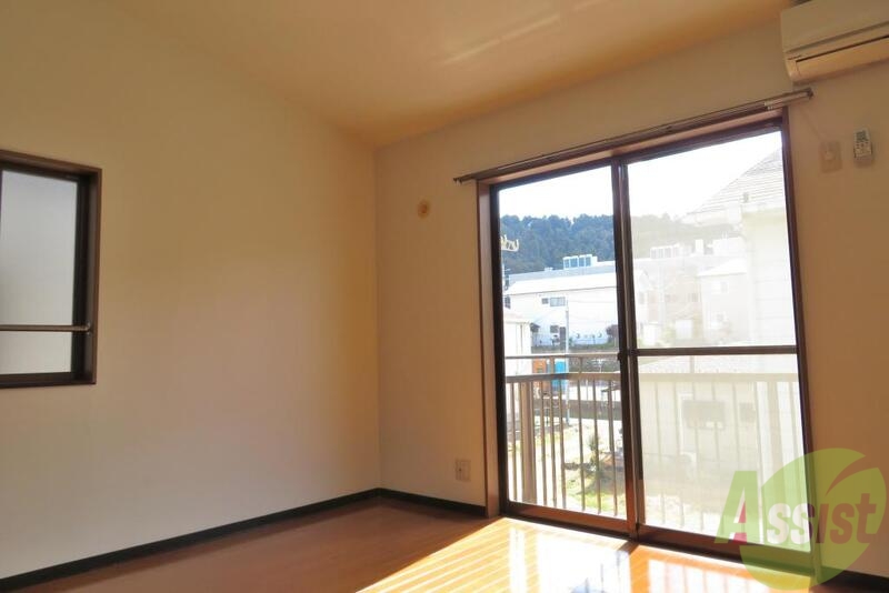 居室・リビング　大きな窓が印象的なお部屋です。広々としたお部屋で快適です。