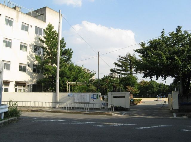 【豊中市東寺内町のマンションの小学校】