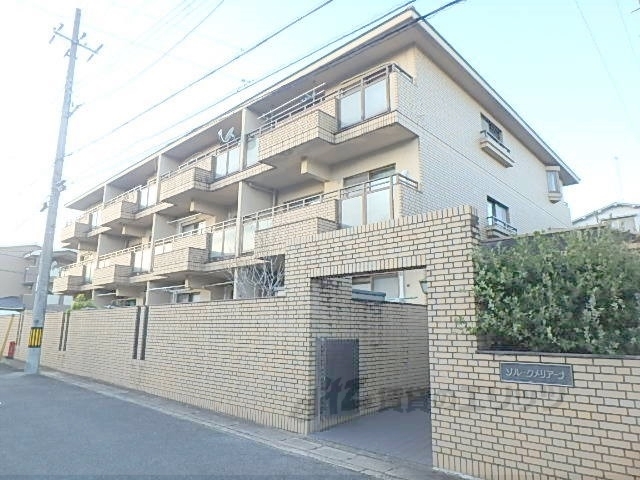 京都市北区西賀茂鹿ノ下町のマンションの建物外観