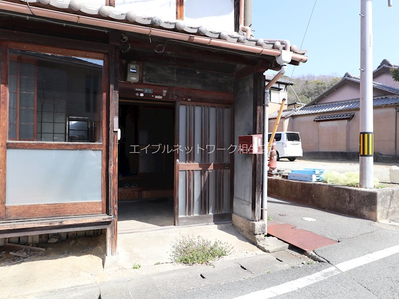 【那波西本町戸建の玄関】