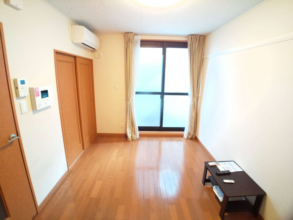 居室・リビング　ワイドな窓にて明るいお部屋