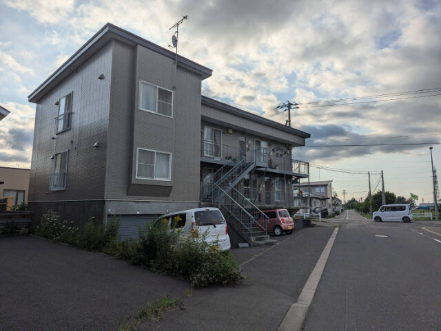 苫小牧市明野元町のアパートの建物外観