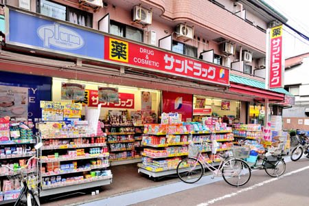 【小平市学園西町のマンションのドラックストア】