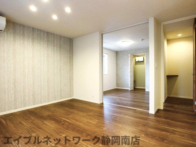居室・リビング　こちらのリビングで趣味の時間をお楽しみください