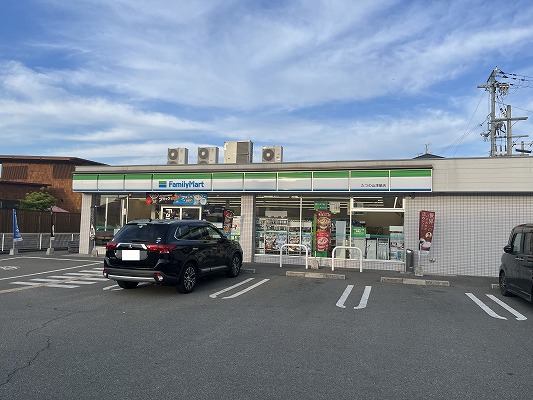 コンビニ　ファミリーマートたつの山津屋店（コンビニ）まで734m