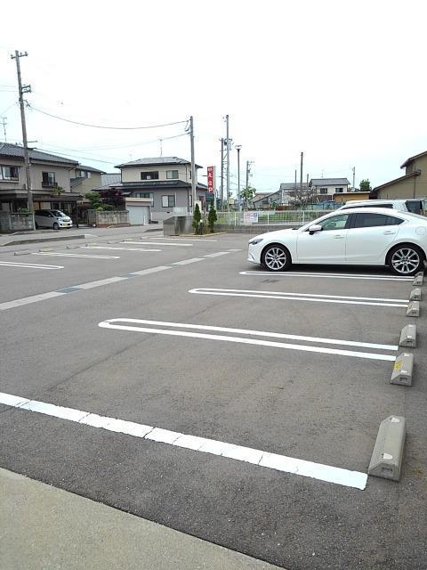 【カーサ　エ　フレスコＬの駐車場】