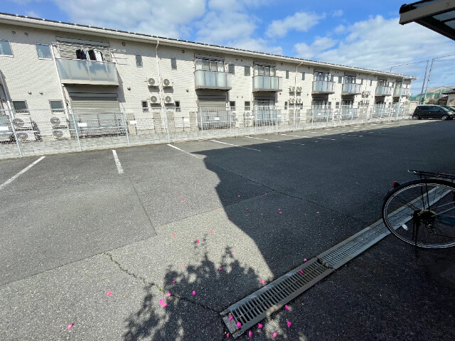 【倉敷市鳥羽のマンションの駐車場】