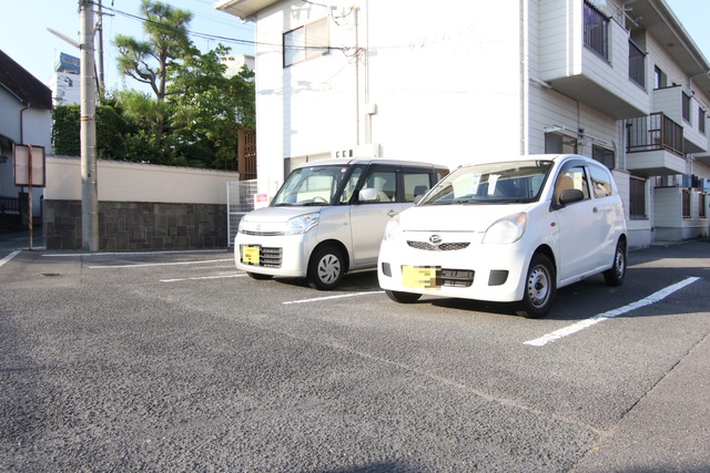 【松山市松末のアパートの駐車場】