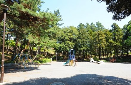 【横浜市青葉区藤が丘のアパートの公園】