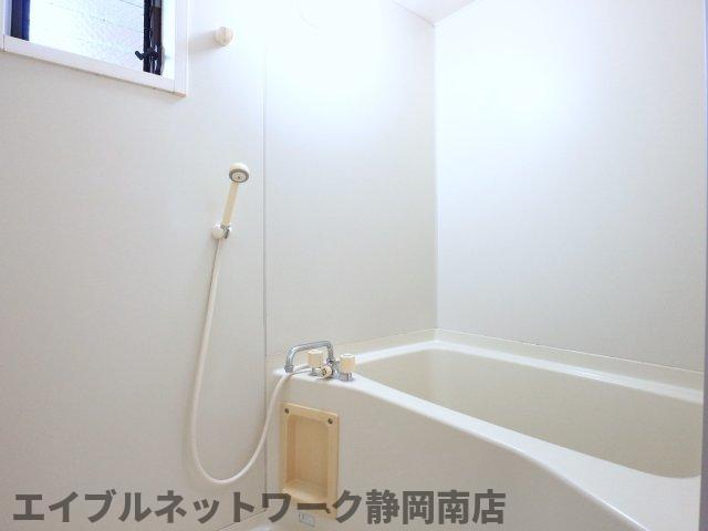 バス・シャワールーム　落ち着いた空間のお風呂です