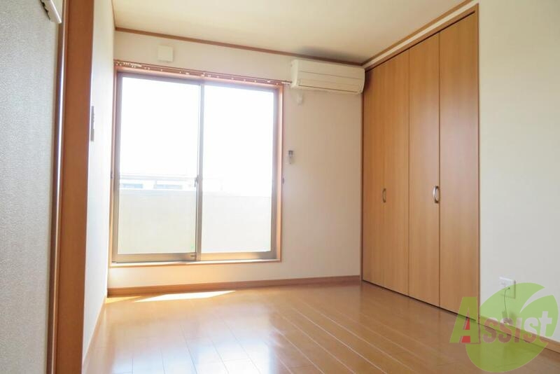 居室・リビング　６帖洋室のリビングは南向きで陽当たり良好です