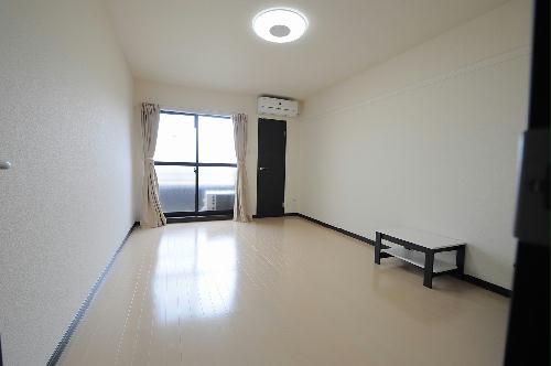 居室・リビング　備品や設備仕様は号室等により異なります現地をご確認下さい。