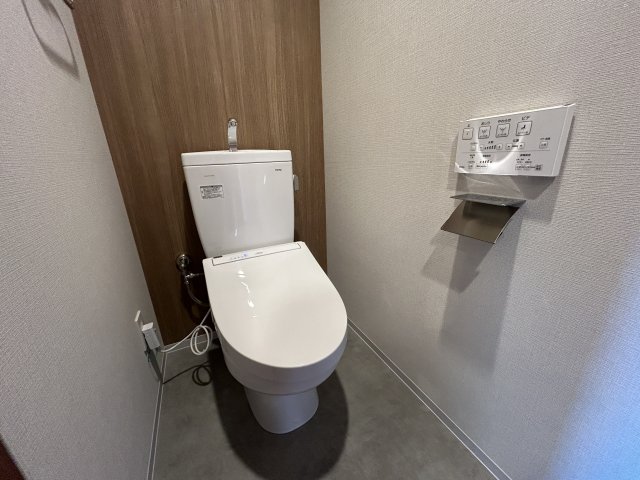 トイレ　同じ建物の別のお部屋の写真です。