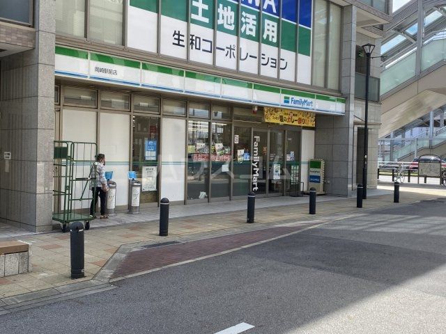 コンビニ　ファミリーマート岡崎駅前店（コンビニ）まで642m