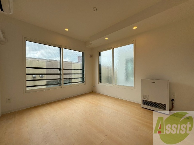 居室・リビング　木目のフローリングは落ち着きのある印象のお部屋になりますね。