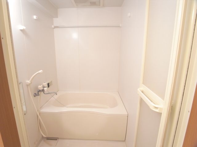 バス・シャワールーム　キレイな浴室。追い炊き付きです