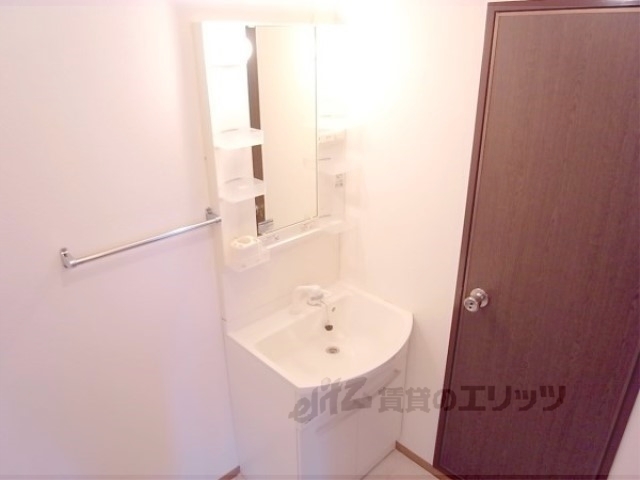 洗面設備　綺麗な洗面所です。