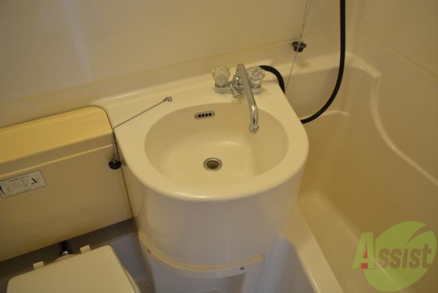 洗面設備　綺麗な洗面台です。