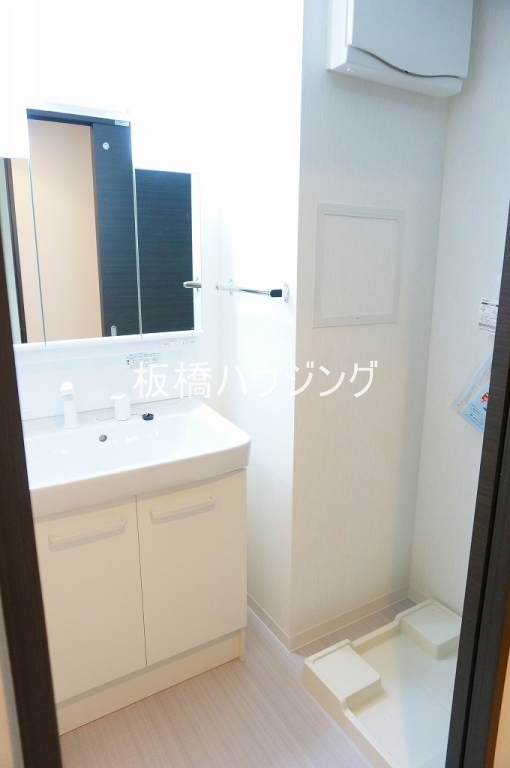 洗面設備　３面鏡とシャンプードレッサー完備です。