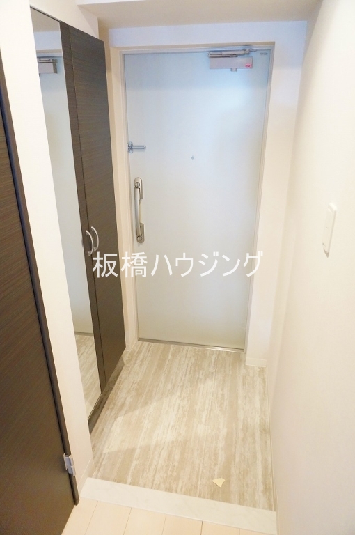 玄関　シューズＢＯＸには姿見が付いてます。