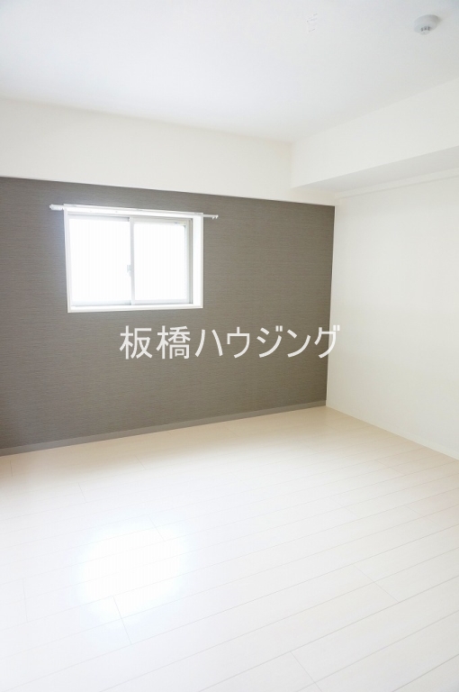 その他設備　リビングは、アクセントクロスです。