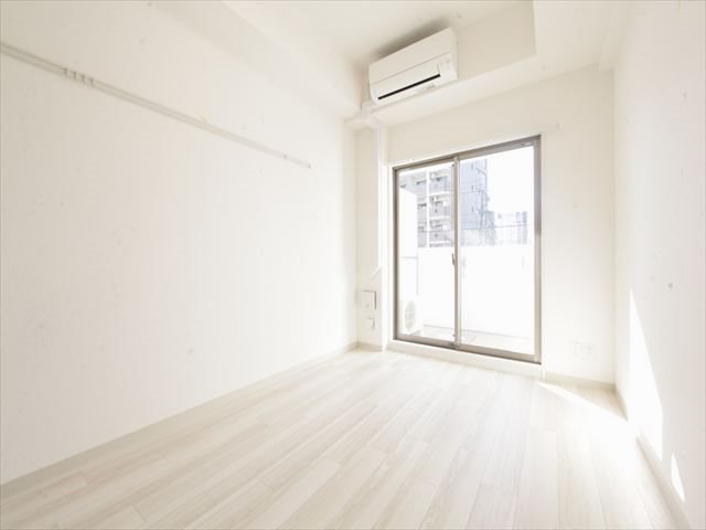 その他　洋室6.4帖　エアコン付　収納充実　バルコニーに面しています