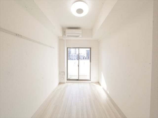 その他部屋・スペース　洋室6.4帖　エアコン付　収納充実　バルコニーに面しています