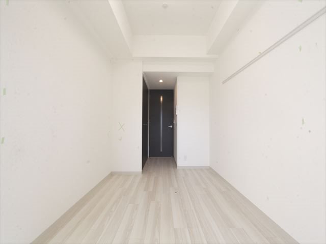 居室・リビング　洋室6.4帖　エアコン付　収納充実　バルコニーに面しています