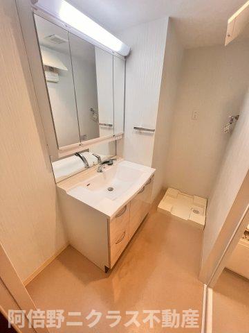 洗面設備　内装は別部屋の参考写真です。