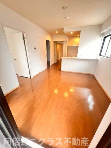 居室・リビング　内装は別部屋の参考写真です。