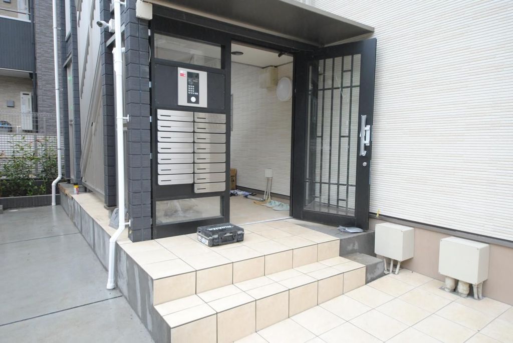 エントランス　建設途中の外観写真です。