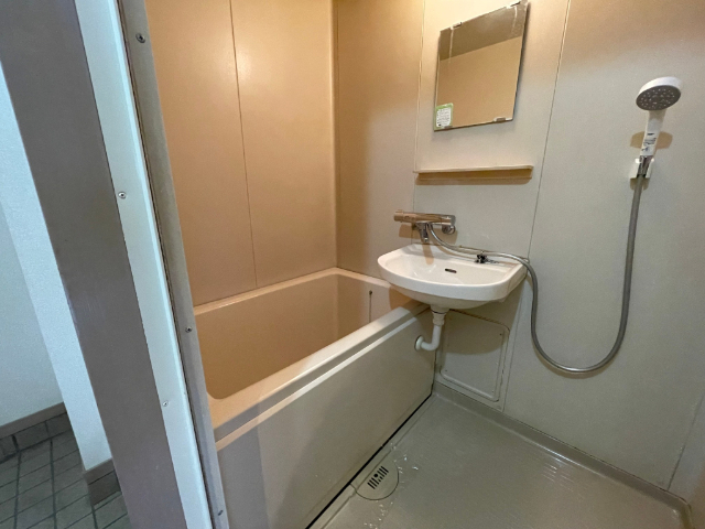 バス・シャワールーム　ゆったりとしたバスルームです