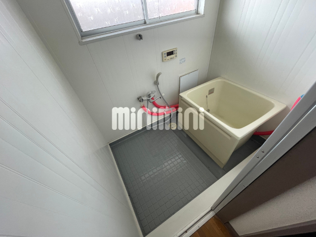 バス・シャワールーム　浴室には窓があり換気がしやすいですよ。