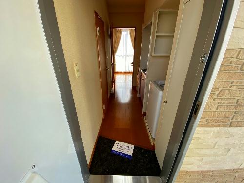 玄関　同タイプ部屋の写真となり設備等は現況と異なる場合があります