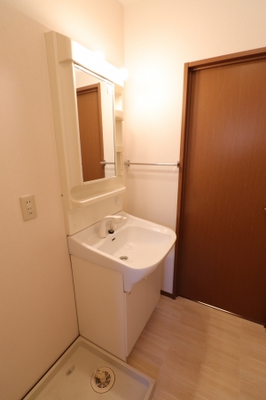 洗面設備　独立洗面化粧台が付いています