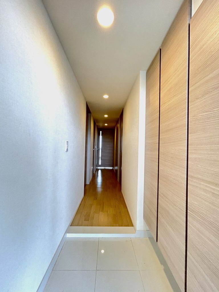 玄関　玄関廊下（クリーニング前）