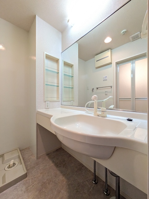 洗面設備　鏡が大きくゆとりのある洗面台です♪