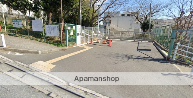 小学校　横浜市立秋葉小学校（小学校）まで455m