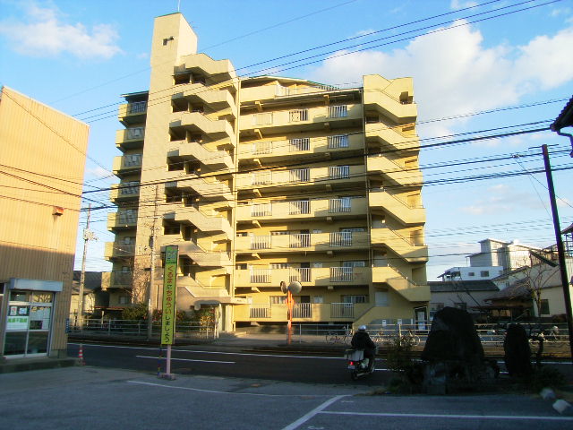 建物外観　現況が相違する場合は現況を優先致します。