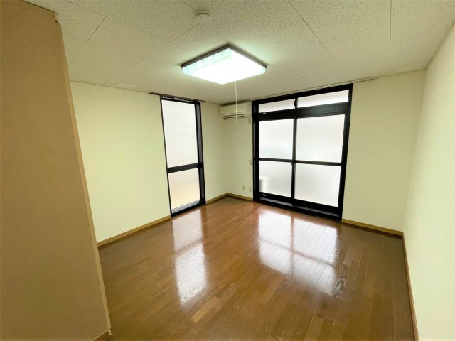 居室・リビング　同物件の別部屋になります。