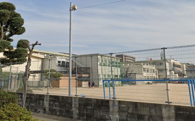 小学校　福岡市立小学校春住小学校（小学校）まで574m