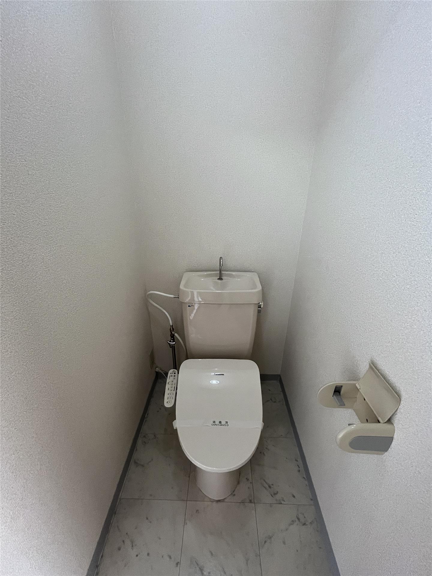 トイレ　写真は別部屋です。
