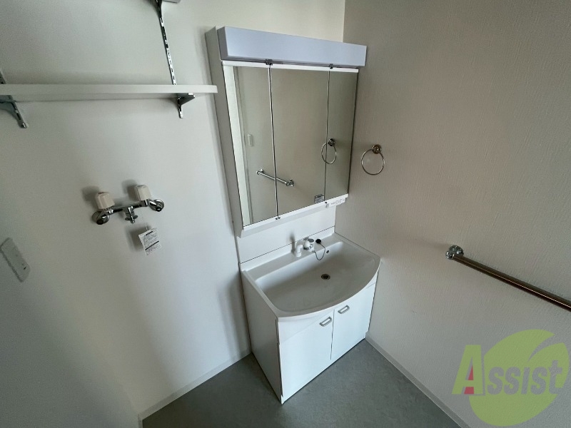 洗面設備　独立洗面台です。大きくてよいですね。シャンプーもできます！