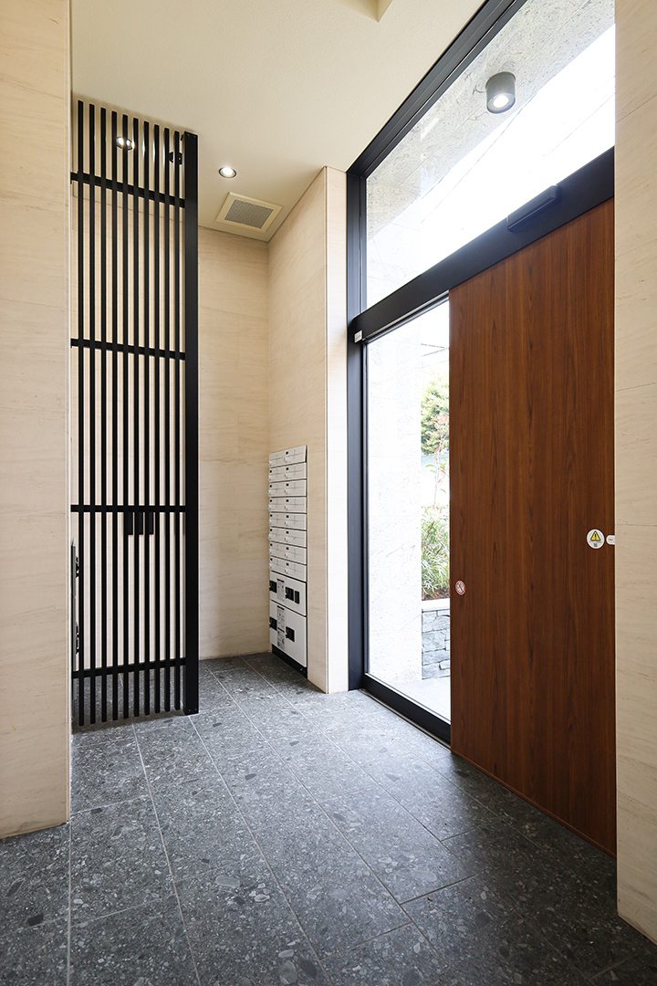 エントランス　重厚感あるエントランス