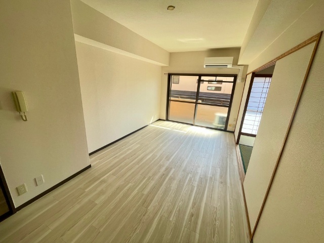 居室・リビング　角部屋で明るい室内です