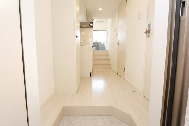玄関　同タイプのモデル写真です