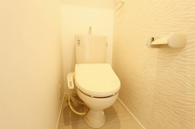 トイレ　同タイプのモデル写真です